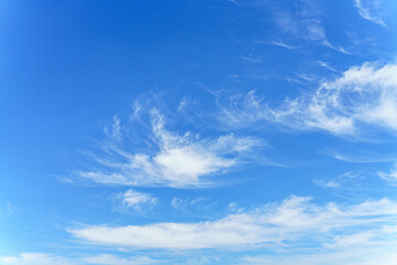 青空と爽やかな春の雲
