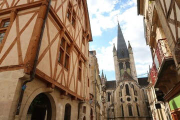 Rue de la Chouette dans la ville de Dijon, en Côte d’Or / Bourgogne, vue sur le chevet et la...