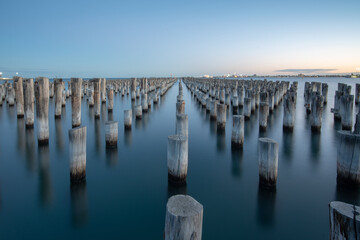 Naklejka premium Scenic view of Princes Pier in Melbourne city at sunset