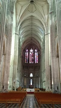 int&eacute;rieur de la basilique de la ville de Saint-Quentin (France)