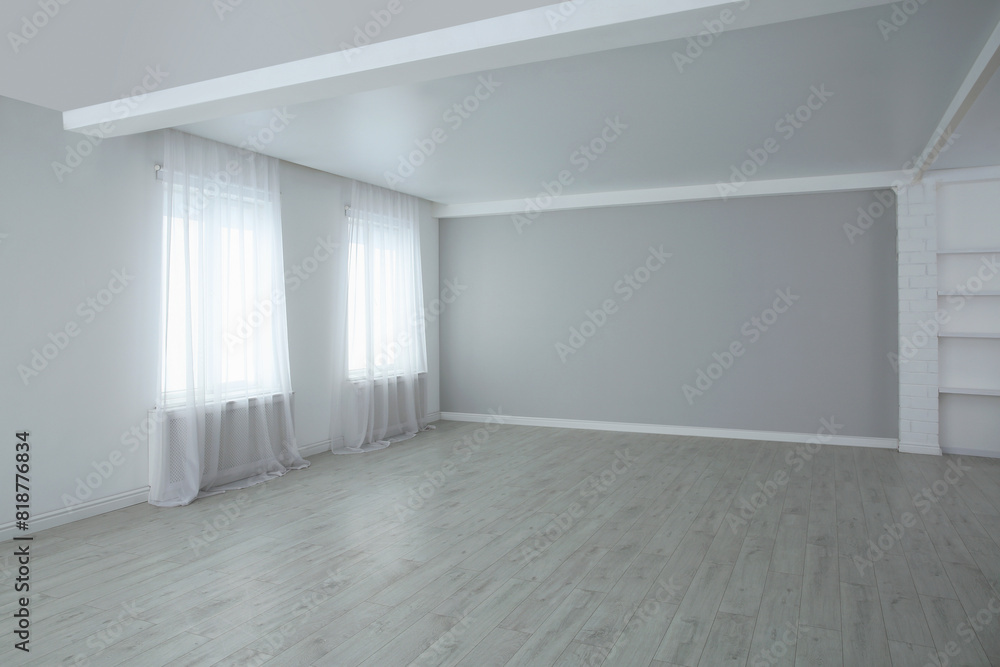 Poster Empty room with large windows and laminated floor