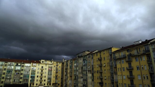  Temporale che si avvicina sopra gli  edifici di un quartiere popolare in una grande citt&agrave;, timelapse
