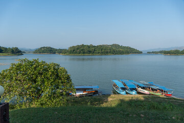 Obraz premium Kraeg Krachen National Park headquarters view to the lake with boats and Monkey Island.