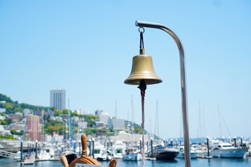 静岡県熱海を観光。遊覧船サンレモの船着場にある鐘。