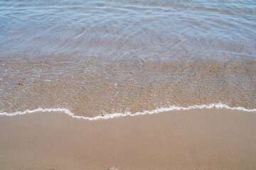 リゾート地での余暇。熱海の海の波打ち際。