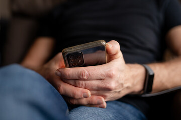 Hände halten Smartphone