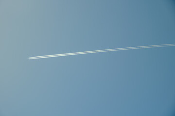 青空に映える飛行機雲