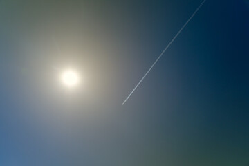 Fototapeta premium 太陽と飛行機雲
