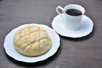 焼きたてのメロンパンとコーヒー