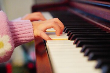 ピアノを弾く9歳の女の子の手