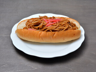 白い皿に乗ったおいしそうな焼きそばパン