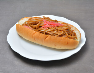 白い皿に乗ったおいしそうな焼きそばパン