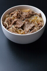 黒背景の牛丼の写真