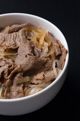 黒背景の牛丼の写真