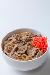 白背景の紅生姜がのった牛丼の写真