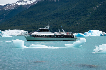 Barco de pasajeros navegando por el Lago Argentino durante una excursión turística, en el Glaciar...