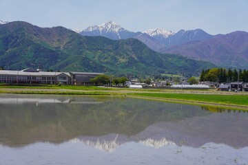 安曇野　常念岳と水田の水鏡
