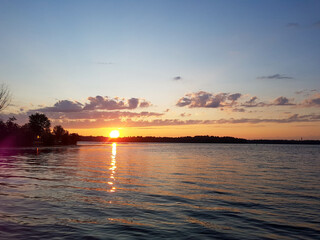 Obraz premium Beautiful summer sunset on Sparrrow Lake, July 13, 2019
