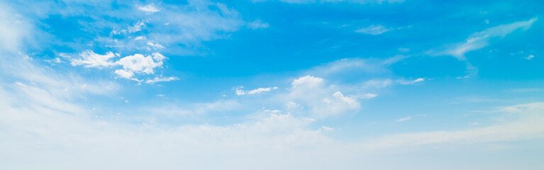 Naklejka premium Blue sky with white clouds in springtime