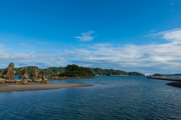 Fototapeta premium 青空と海の岩場
