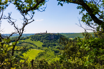 Village médiéval de Puycelsi depuis les hauteurs de la Forêt de la Grésigne