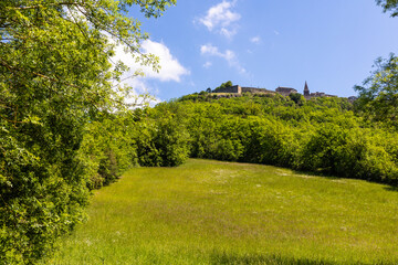 Remparts du XIVe siècle depuis le contrebas du plateau rocheux abritant  du village médiéval de Puycelsi