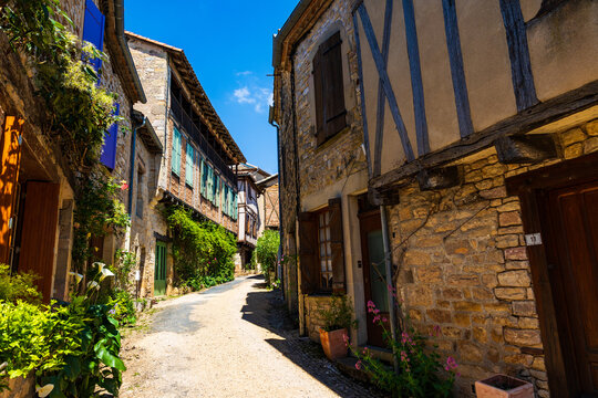 Rue de l&rsquo;Ancienne Gendarmerie dans le village m&eacute;di&eacute;val de Puycelsi avec ses maisons typiques