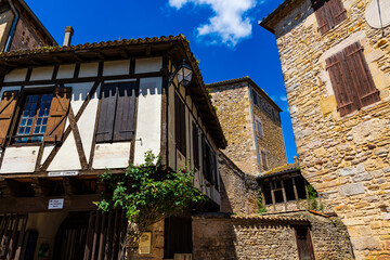 Fototapeta premium Ruelle dans le village médiéval de Puycelsi avec ses maisons typiques