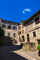 Ruelle dans le village médiéval de Puycelsi avec ses maisons typiques