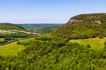 Obraz premium Paysage de la vallée de la Vère et de la forêt de la Grésigne depuis la Place du Petit Saint-Roch dans le village médiéval de Puycelsi