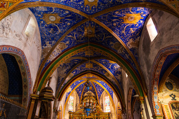 Plafond peint d’un bleu intense à l’intérieur l’Eglise Saint-Corneille dans le village médiéval de Puycelsi
