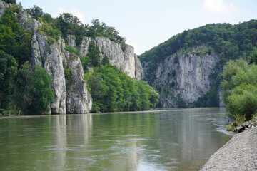 Blick auf Felsformationen an der Donau bei Weltenburg