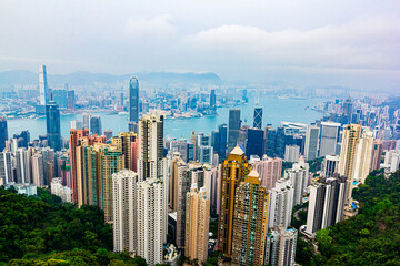 Fototapeta premium The Victoria Harbour in Hong Kong is surrounded by clouds, and it is as beautiful as entering a fairyland on earth.