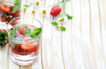 refreshing summer lemonade with strawberries and mint