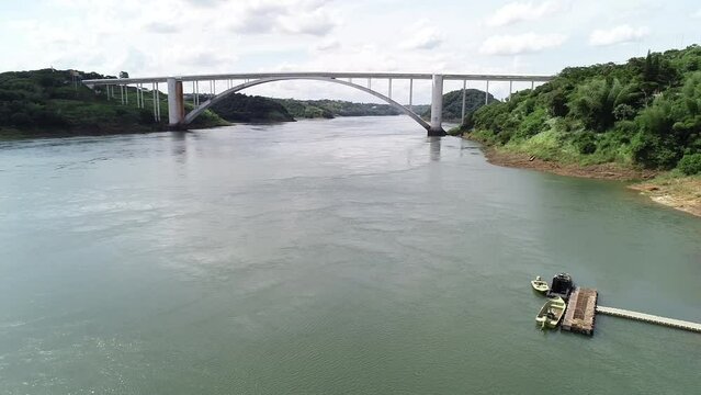 V&iacute;deo de drone da ponte da amizade. Drone da fronteira brasil e paraguai. Imagem a&eacute;rea mostra a aduana no lado brasileiro, entre as cidades de Foz do igua&ccedil;u e Cidade do leste. 