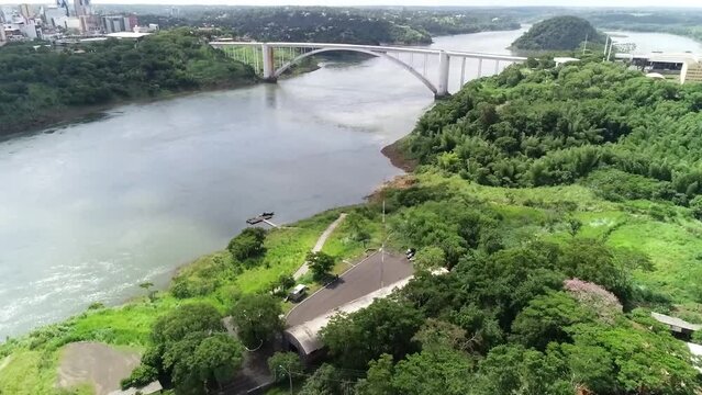 Videos feitos com drone da fronteira do Brasil com o Paraguai, as imagens mostram a Ponte da Amizade e A ciudad del este ou CIDADE DE LESTE e tamb&eacute;m a aduana da receita federal