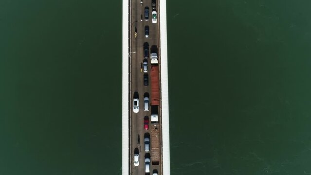 V&iacute;deo de drone da ponte da amizade. Drone da fronteira brasil e paraguai. Imagem a&eacute;rea mostra a aduana no lado brasileiro, entre as cidades de Foz do igua&ccedil;u e Cidade do leste. 