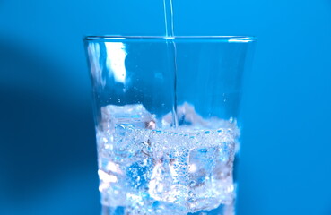 グラスに注ぐ水