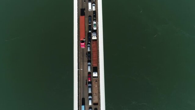 V&iacute;deo de drone da ponte da amizade. Drone da fronteira brasil e paraguai. Imagem a&eacute;rea mostra a aduana no lado brasileiro, entre as cidades de Foz do igua&ccedil;u e Cidade do leste. 