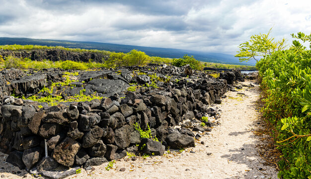The 1871 Trail Along Alahaka Bay, Puuhonua o Honaunau National Historical Park, Hawaii Island, Hawaii, USA