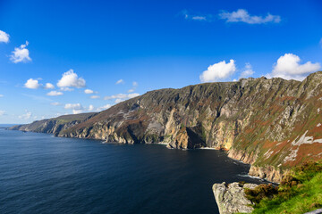 Majestic Mountain Lake Surrounded by Peaks