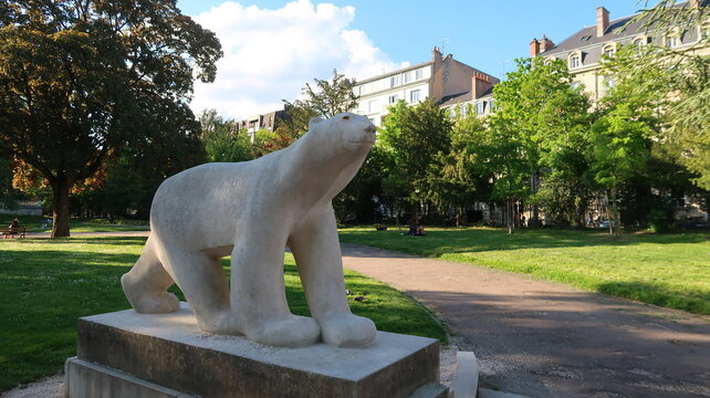 La statue de l&rsquo;Ours blanc de Pompon, c&eacute;l&egrave;bre sculpture dans le jardin Darcy de la ville de Dijon, en C&ocirc;te d&rsquo;Or / Bourgogne (France)