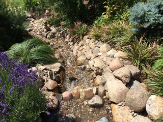 Bachlauf im sommerlichen garten 