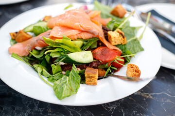 Smoked salmon, lettuce, cherry, cucumber, roasted pepper, fresh mushrooms, croutons and tomatoes. Selective Focus