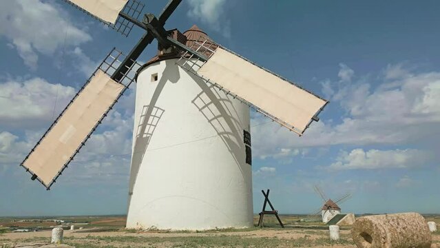MOLINO DE VIENTO EN MOVIMIENTO MOLIENDA