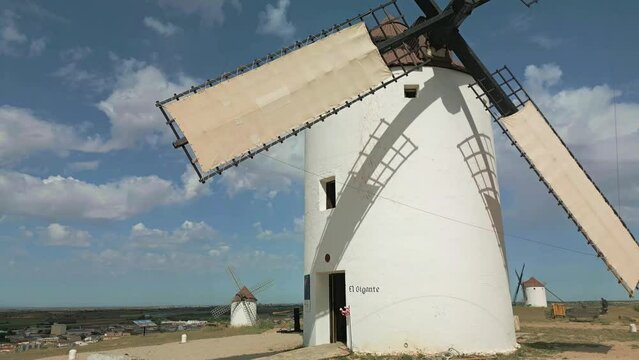 MOLINO DE VIENTO EN MOVIMIENTO MOLIENDA