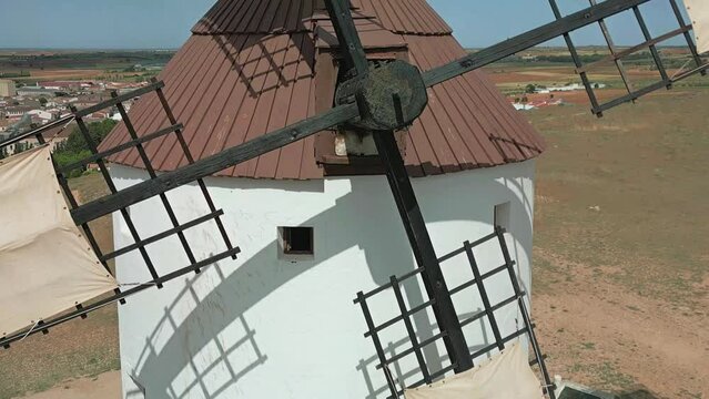 MOLINO DE VIENTO EN MOVIMIENTO MOLIENDA