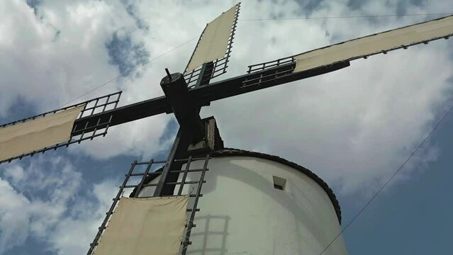 MOLINO DE VIENTO EN MOVIMIENTO MOLIENDA