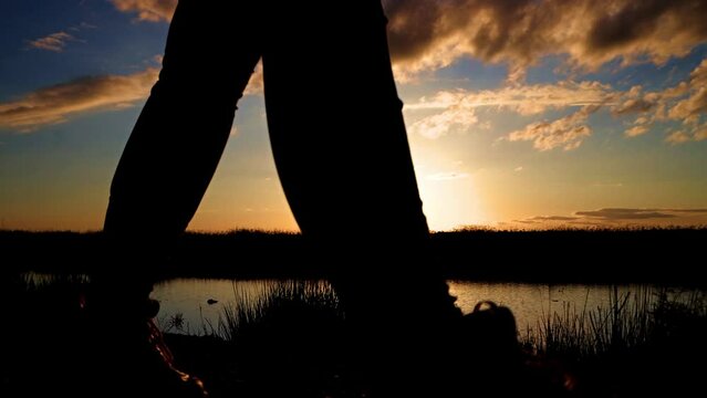 JOVEN ANDANDO AL ATARDECER