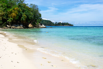 Fototapeta premium Sunny day at Pulau Manukan in Kota Kinabalu Malaysia